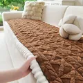 Primer plano de la funda de sofá de felpa marrón con borde de pana blanca suave - 70x70 cm (Adecuado para apoyabrazos/respaldos) / Estilo Wenfu / Marrón