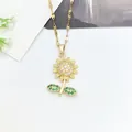 Primo piano di una collana con ciondolo a girasole dorato e intarsio di zirconi cubici. - 10*xl1454 -4 Girasole Dorato (non Rotante)