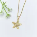 Collana delicata con ciondolo a stella marina dorata e pietre di zircone lucido. - Girocollo Oro Stella Marina Pendente Strass (XL1783-160)