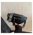 Dettaglio borsa da petto in pelle PU nera con tracolla a fantasia e nappe decorative - Decorazione Pendente con Nappe / Nero
