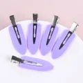Détail de cinq pinces à cheveux violettes sans traces sur un fond rose poudré - Style En Plastique / 1 Pièce / Violet