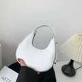 Elegante weiße Handtasche mit Krokodilprägung in trendiger Halbmondform für Damen - 20x6x20cm / Weiß