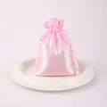 Elegante bolsa de satén rosa con cordón para joyas en un plato de cerámica blanca - 7*9cm / Rosa