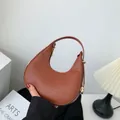 Elegante braune Handtasche mit Kroko-Prägung in Halbmondform für modebewusste Damen - 20x6x20cm / Braun