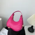 Lebhafte fuchsiarote Mondtasche mit Krokodilmuster und eleganten Goldbeschlägen - 20x6x20cm / Rosarot