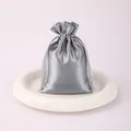 Elegante bolsa de satén plateado con cordón para joyería y empaque de regalos - 8*11cm / Gris