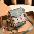 Borsa a tracolla stampata verde e beige alla moda per donna con ciondolo a toro - Stampa Cachi-Verde