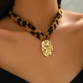 Collana choker leopardata con ciondolo ovale martellato dorato per donna alla moda - Stile Ovale Martellato (X1806D)