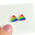 Nahaufnahme bunter Glitzer-Dreieck-Ohrstecker in Regenbogenfarben auf weißer Karte - Dreieckiger Regenbogen Farbverlauf Stil (13)
