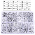 Vista dettagliata di un set di 1400 perline bianche con lettere e cuori in scatola - 6*6mm 960 Pezzi/Confezione / Bianco con Lettere Nere
