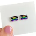 Detailansicht der rechteckigen Glitzer-Ohrstecker mit einem Regenbogen-Dreieck-Motiv - Rechteckiger Schwarz-Silber Gestreifter Regenbogen-Dreieck Stil (14)
