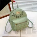 Elegante zainetto mini in ecopelle verde menta per donna con borchie decorative - Verde