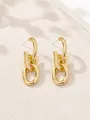 Nahaufnahme von goldenen minimalistischen Ohrringen mit ineinandergreifenden Gliedern - Ovaler Gliederstil / Gold