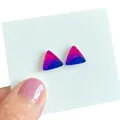Detailansicht der dreieckigen Glitzer-Ohrringe mit pink-blauem Farbverlauf-Design - Dreieckiger Rosa-Blau Farbverlauf Stil (15)
