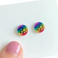 Gros plan de boucles d'oreilles pailletées arc-en-ciel avec double symbole masculin - Style Rond Paillettes Arc-en-ciel Double Symbole Mâle (16)