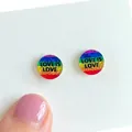 Détail rapproché de boucles d'oreilles arc-en-ciel avec le texte Love is Love. - Style Rond Rayures Arc-en-ciel Slogan (17)