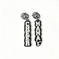 Nahaufnahme von schwarzen Glitzer-Acrylohrringen mit 'Cheer' und 'Mama' Schriftzug - Asymmetrisch (L94) / Schwarz