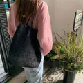 Detailansicht einer stilvollen schwarzen Strandtasche aus Spitze für den Sommerurlaub - Schwarz
