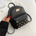 Mini zaino in pelle PU nera con borchie in metallo dorato e manico superiore - Nero