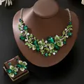 Detalle de un conjunto de joyas vintage de mariposa con cristales verdes - Combinación De Collar Y Pendientes De Mariposa Y Flor (MS189-1) / Verde
