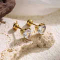 Detailopname van hartvormige gouden titaniumstalen oorknopjes met schroefsluiting. - 5786 Hartvormige Diamanten Oorbellen