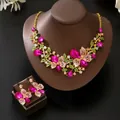 Elegante conjunto de joyas retro con flores y mariposas y cristales magenta para boda - Combinación De Collar Y Pendientes De Mariposa Y Flor (MS189-2) / Oro Rosa Rojo