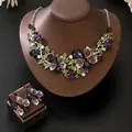 Vista detallada de un conjunto de joyas vintage de mariposa con pedrería de colores - Combinación De Collar Y Pendientes De Mariposa Y Flor (MS189-3) / Púrpura