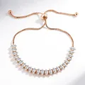 Gros plan d'un bracelet réglable en or rose avec des zircons étincelants en marquise. - Marquise Style / Champagne (Strass Blanc)