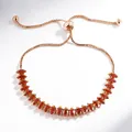 Détail d'un bracelet ajustable en or rose avec une rangée de zircons marquise ambre - Marquise Style / Champagne (Strass Rouge)