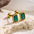 Gedetailleerde macro-opname van smaragdgroene oorbellen met gouden schroefsluiting van titaniumstaal - 5794 Groene Diamanten Oorbellen