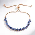 Détail d'un bracelet réglable en or rose avec zircons bleus en forme de marquise - Marquise Style / Champagne (Strass Bleu)