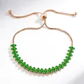 Vue détaillée d'un bracelet réglable en or rose avec des zircons verts en taille marquise - Marquise Style / Champagne (Strass Vert)