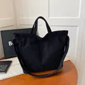 Grande borsa tote in velluto a coste nero da donna con tracolla e design moderno - Nero