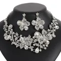 Elegante conjunto de joyas collar y pendientes con strass de mariposa y flores en plata de novia - Combinación De Collar Y Pendientes De Mariposa Y Flor (MS189-5) / Plata