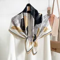 Elegante sciarpa in raso di seta con stampa floreale di rose nere e dorate di lusso - Nero & Bianco / 88*88cm
