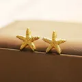 Eleganti orecchini a lobo a forma di stella marina dorata su una scatola per gioielli marrone - Variante Stella Marina Oro (6514801-1)