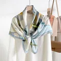 Elegante sciarpa in seta a fiori con finitura satinata drappeggiata su una camicetta bianca - Azzurro / 88*88cm