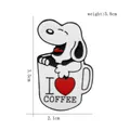 Simpatica spilla in smalto con cane dei cartoni animati in tazza e testo I Love Coffee - D785
