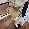 Stylische beigefarbene Motorrad-Umhängetasche aus weichem Vintage-Leder für Damen im Alltag. - Khaki