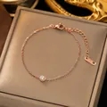 Elegantes Armband aus roségoldenem Titanstahl mit einem funkelnden Zirkon für Damen - Armband / Roségold