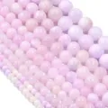 Detaillierte Makroaufnahme von natürlichen hellvioletten Perser-Jade-Rundperlen für DIY-Schmuck - Hellviolett