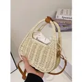 Petit sac à main vintage en paille tressée avec bandoulière réglable en cuir brun - Blanc Cassé