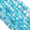 Nahaufnahme von blau-weißen persischen Jade-Natursteinen für DIY-Schmuckherstellung - Seeblau-Weiß Mix