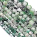 Detailaufnahme von bunten natürlichen Persischen Jade-Rundperlen in vielen Größen. - Grün und Schwarz Gemischt