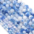 Nahaufnahme von blau-weißen marmorierten Natursteinperlen aus persischer Jade - Blau und Weiß
