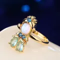 Gros plan exquis d'une bague de princesse de conte avec pierre de lune et pierres bleues. - Style Princesse Iridescent Bleu (R05509-01) / Doré