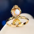 Détail macro de bague de princesse avec pierre de lune et oxydes de zirconium - Style Princesse Jaune Couronne (R05510-01) / Doré