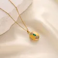 Primer plano de un relicario dorado vintage con esmalte amarillo y gema verde - Estilo Esmalte Amarillo Gema Verde (t1515-j) / Dorado