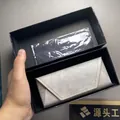 Detailweergave van een draagbare brillenkoker en een kwalitatieve opbergdoos set - Geschenkdoos Set (Met Reinigingsdoekje) / Lichtgrijs