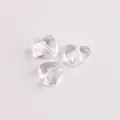 Nahaufnahme von drei transparenten herzförmigen Acrylperlen für die DIY-Schmuckherstellung. - 8.8x10.3x5.9mm / Weiß